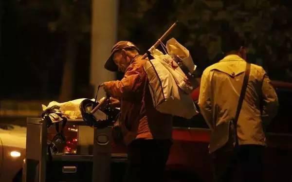 含著淚看完的！一位拾荒老人，溫暖了整個人間