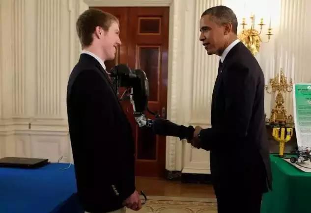 19歲少年發(fā)明了用意念控制手臂，震驚世界！